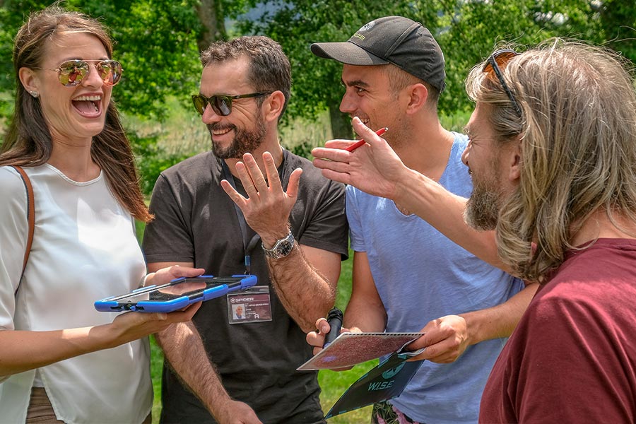 Kinder spielen das Outdoor Escape Game am Kindergeburtstag in Zürich