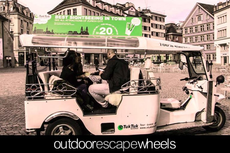 Team im E-Tuk-Tuk beim Escape Game durch Zürich
